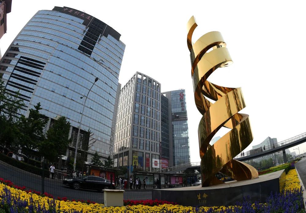 位于中关村大街、题为《生命》的雕塑(2018年5月14日摄)。新华社记者 罗晓光 摄