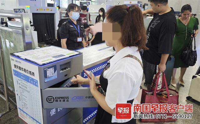▲旅客将不能携带上车的物品放到自助寄件柜。
