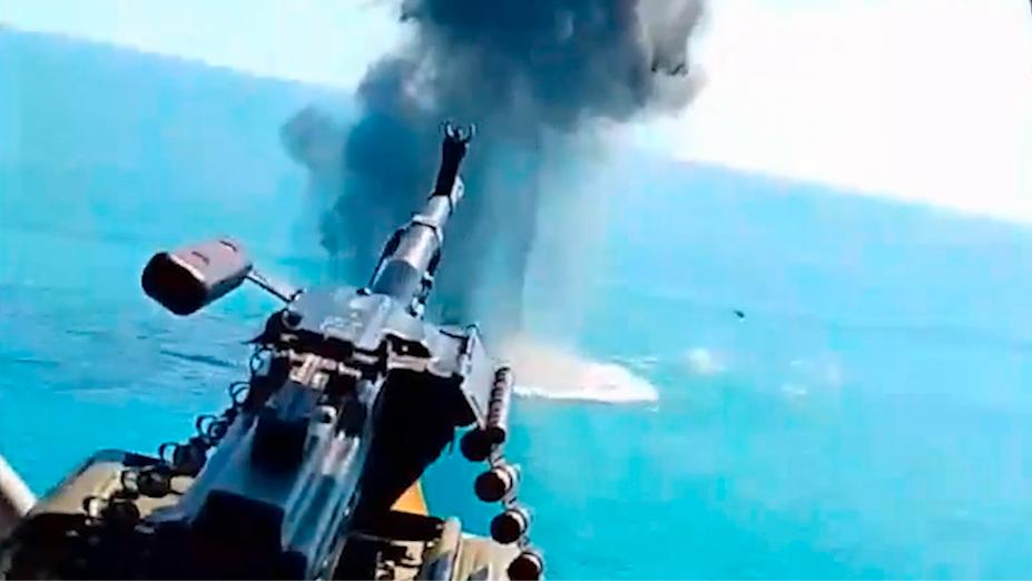 俄士兵高空扫射乌军无人艇