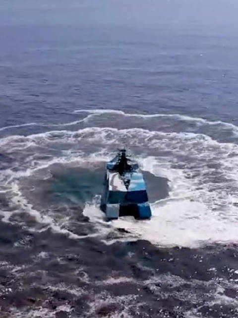 海军多艘导弹快艇实弹训练