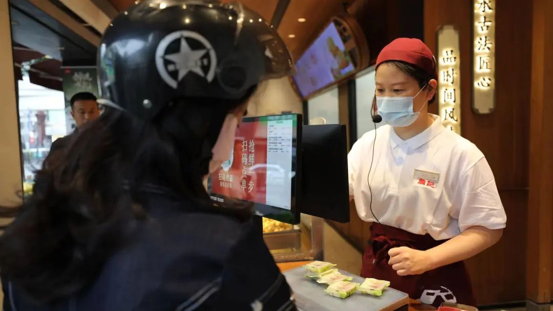 位于宿州路上的詹记第一店，顾客正在挑选商品