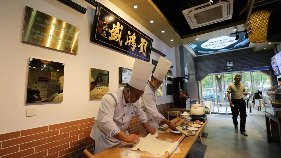 刘鸿盛罍街店，刘鸿盛非遗小吃技艺第五代传承人阮晋虎正在展示冬菇鸡饺的做法