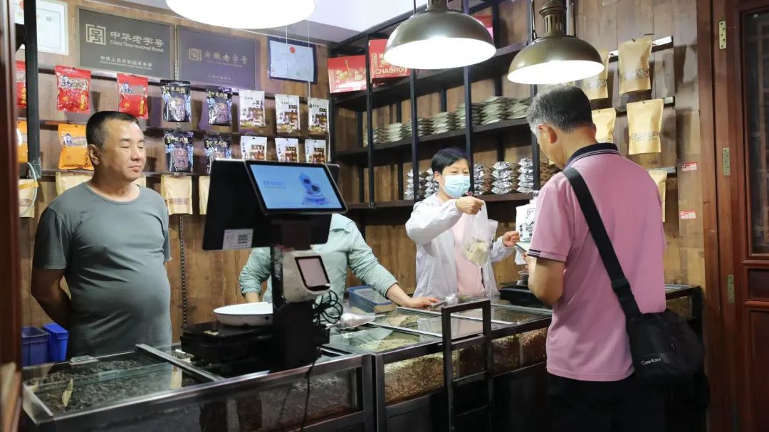 陶永祥城隍庙店，顾客正在购买炒货
