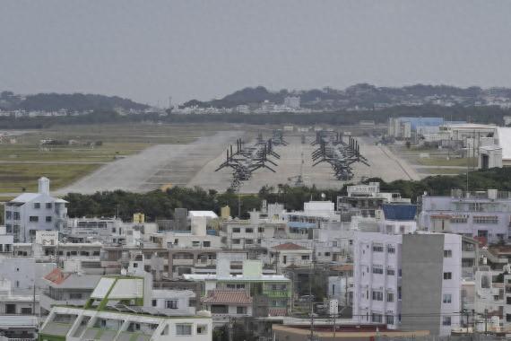 這是2023年11月25日在日本沖繩美軍普天間基地駐留的“魚鷹”運輸機（資料照片）。 新華社記者 馮武勇 攝