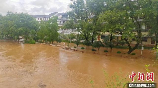 武夷山沿九曲溪人行步道被淹。謝榮 攝