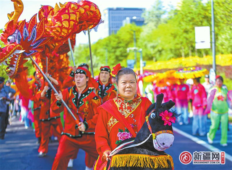 6月9日,经开区(头屯河区)在小绿谷公园举办端午特色活动。图为社火巡游表演。(全媒体记者迪丽娜尔·加力肯摄)