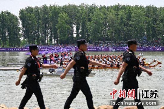 巡特警在龍舟賽現場巡邏。鹽城市公安局供圖