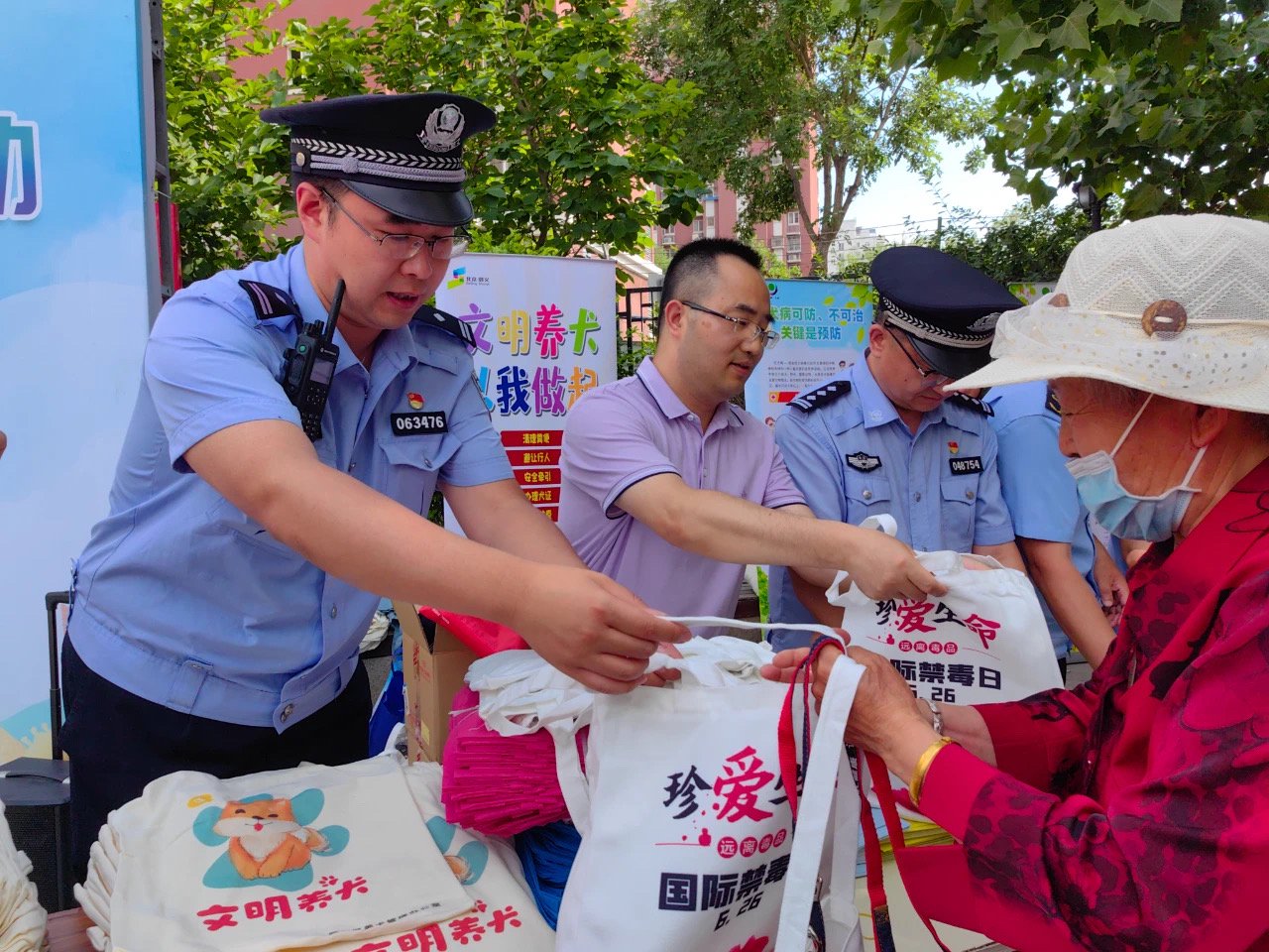 民警給社區居民發放宣傳品。圖源:順義警方