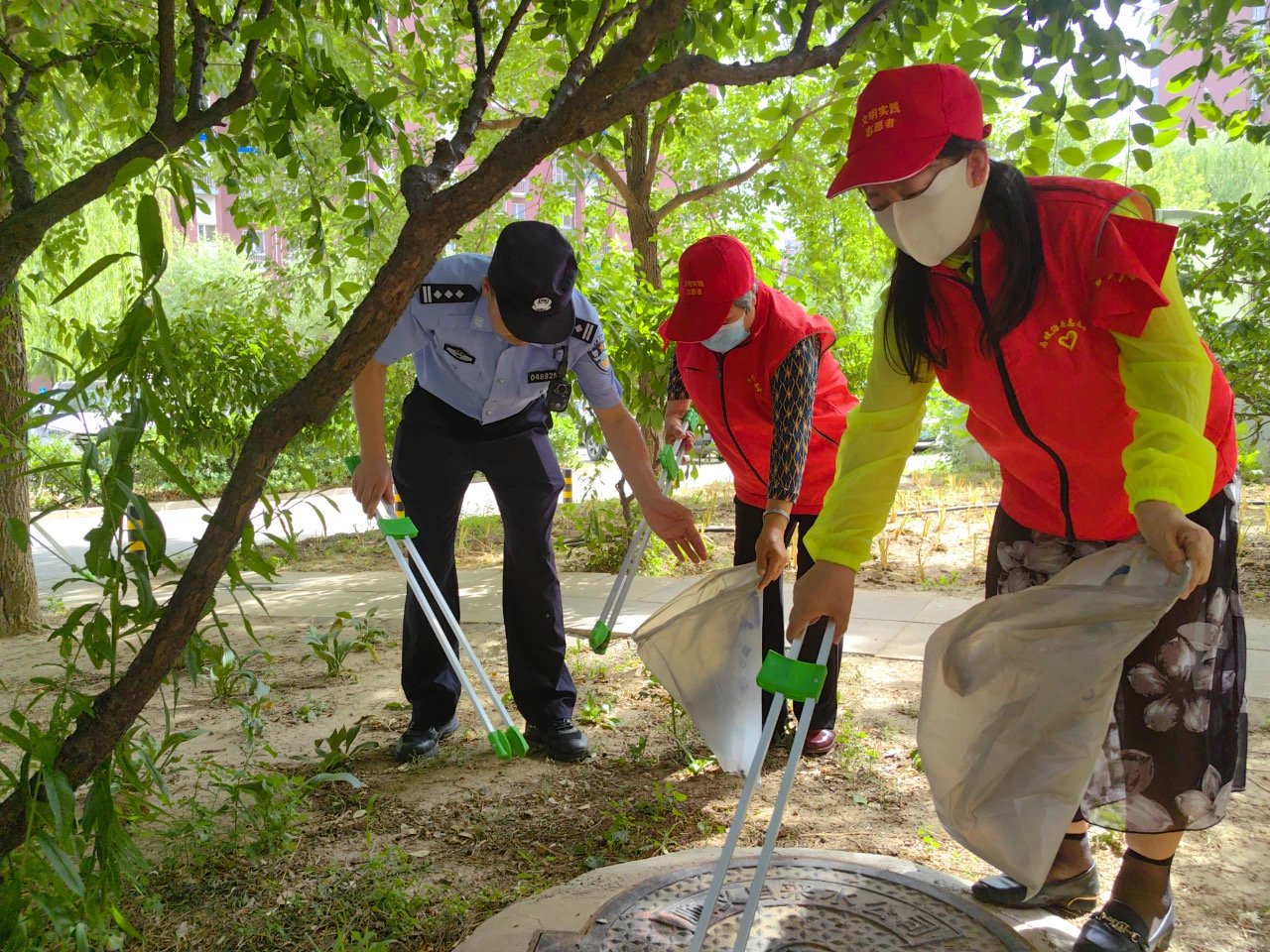 民警和居民誌願者在小區內撿拾犬便。圖源:順義警方