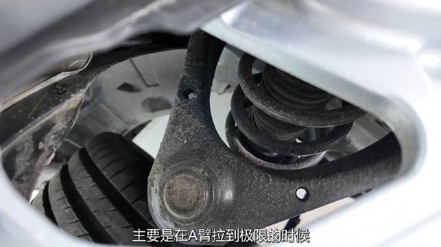 这辆昊铂GT的前防撞梁使用了铝合金材质，但没有副防撞梁，也没有主动式引擎盖