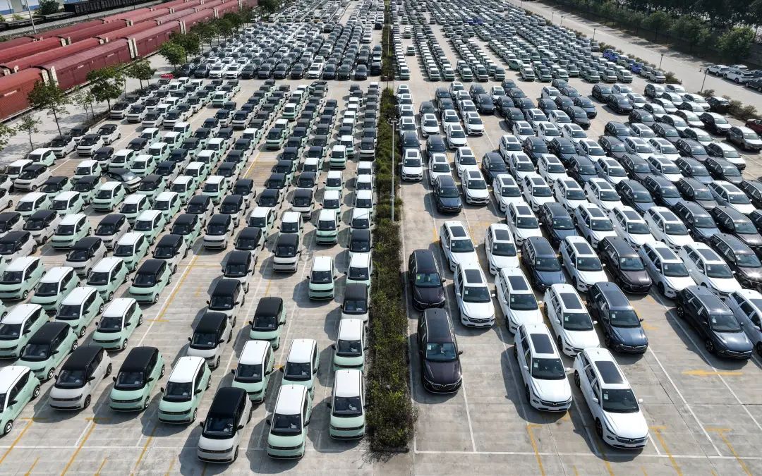 ▲中國柳州一貨運中心的新能源汽車停放場。圖/新華社