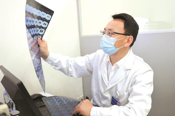 王明鬆在工作中 奚榮佩 攝