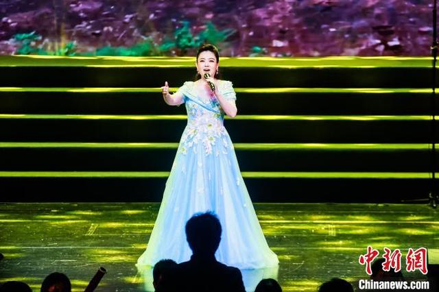 圖為女高音歌唱家王慶爽演唱《不負青山》。福建藝術職業學院 供圖