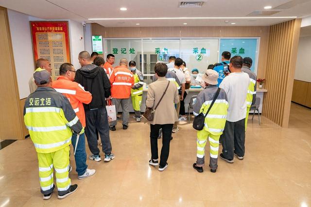 山東青島,新就業形態勞動者在排隊體檢。 觀海新聞 圖
