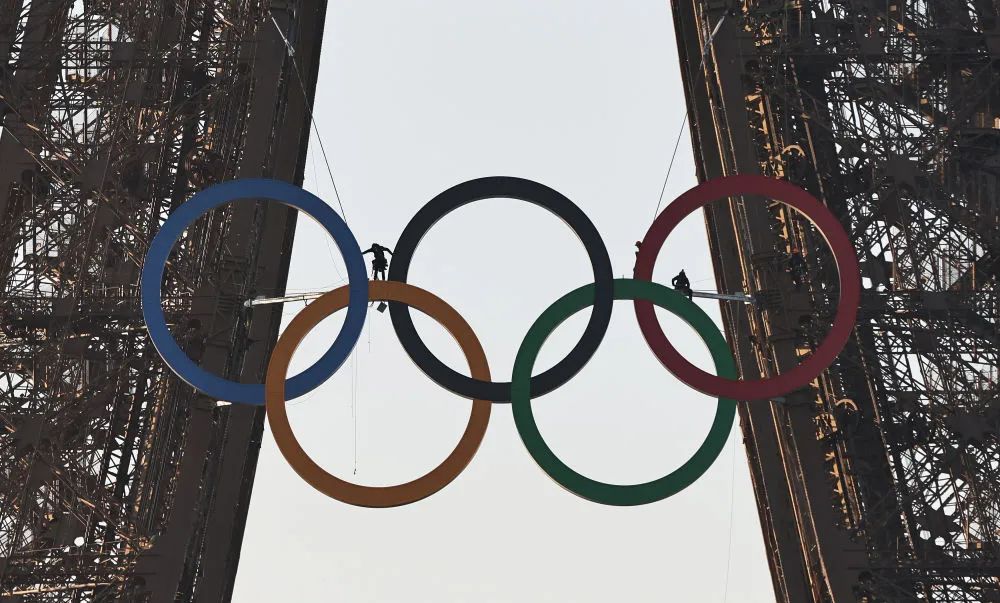 这是6月7日清晨在法国巴黎拍摄的悬挂奥运五环标志的埃菲尔铁塔。图/新华社