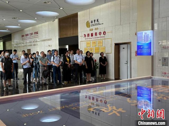 6月13日,與會嘉賓參觀濟南“僑夢苑”。呂妍 攝