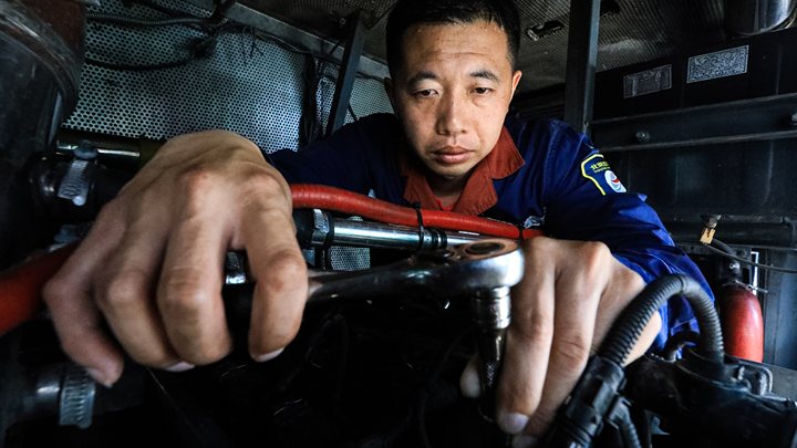 北京公交「車醫生」們正在檢修車輛的關鍵部件。馬振濤 攝