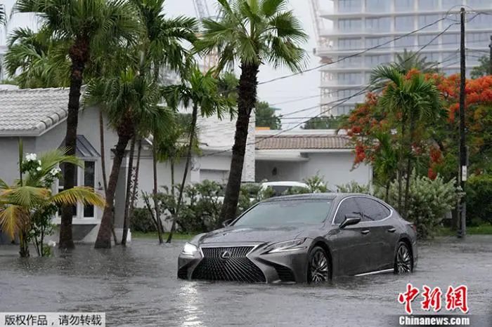 2024年6月11日,一輛汽車在佛羅里達州瑟夫賽德被洪水淹沒的街道上。