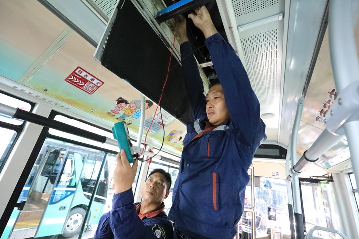 為應對高溫天氣,車廂內空調是檢修的重點。馬振濤 攝