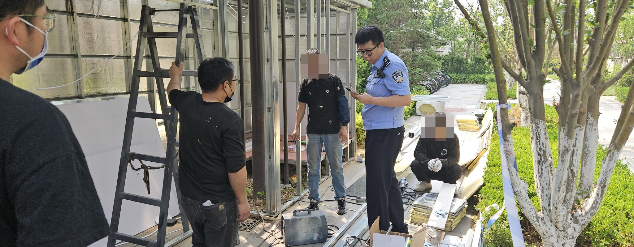 一男子正在對小區垃圾棚進行電焊作業。 圖源:石景山區消防救援支隊