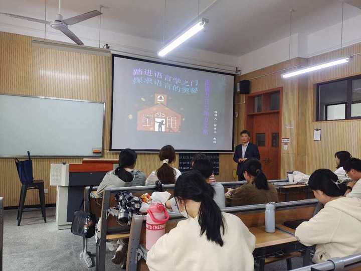 解海江上課場景。圖源:受訪者供圖