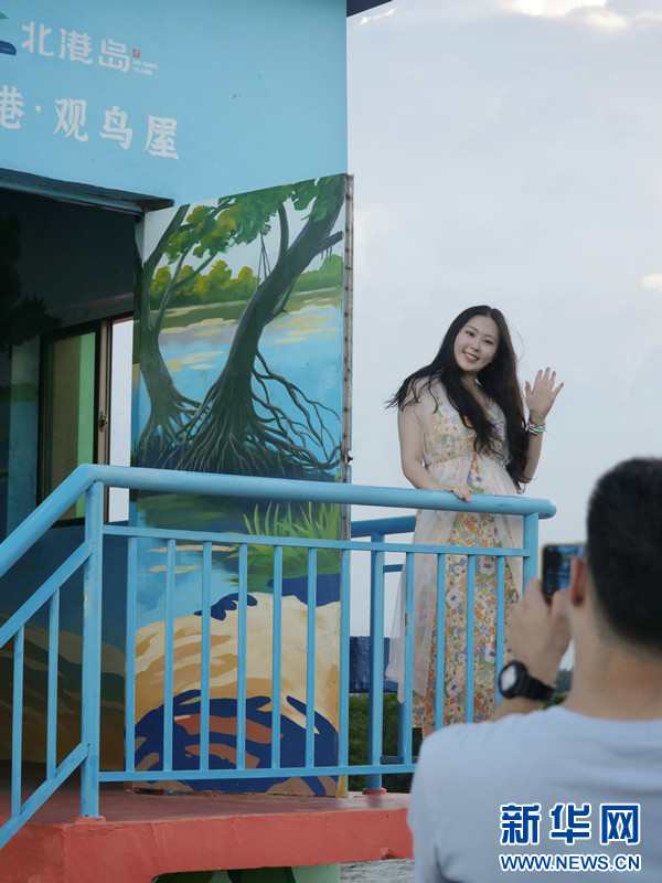 游客在观鸟屋拍照打卡。新华网发(吴超逸 摄)