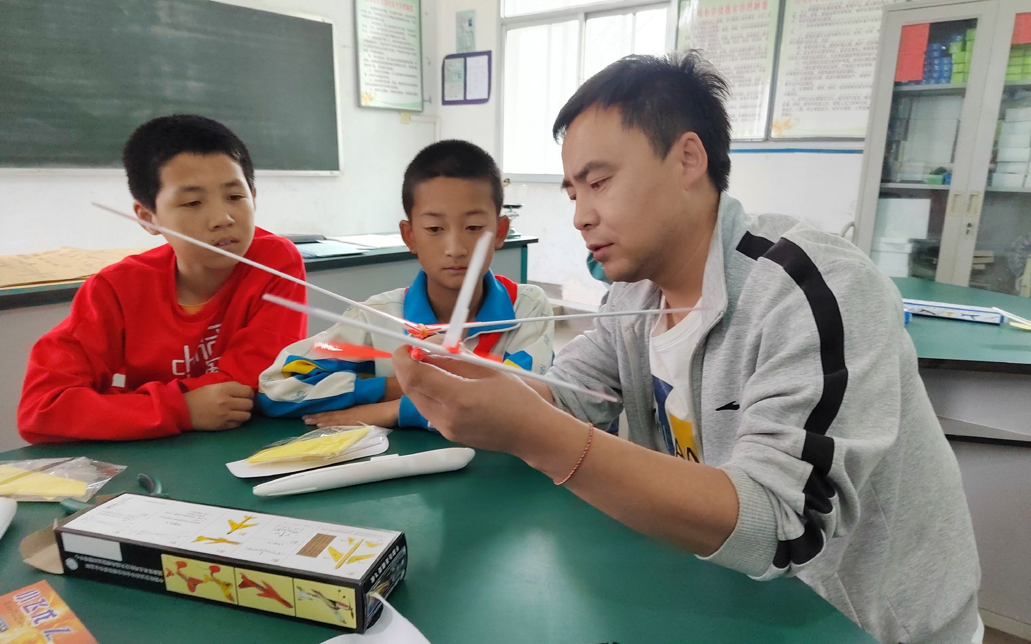 2024年春季學期,馬海東帶領學校航模社團的孩子製作、調試飛機模型。受訪者供圖
