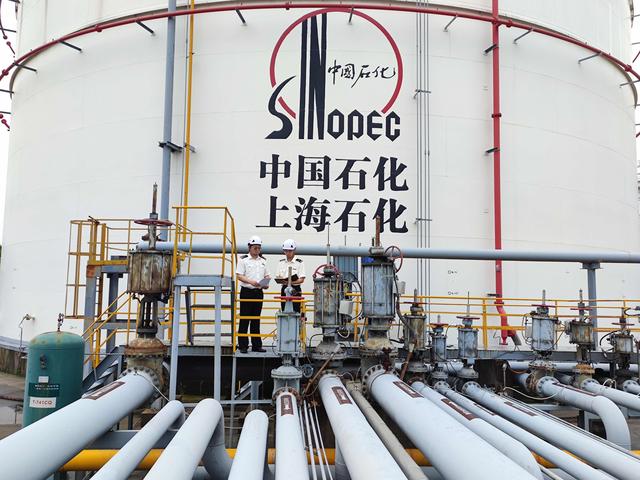 金山海關關員對上海石化出口成品油進行現場監管。 朱津海 攝