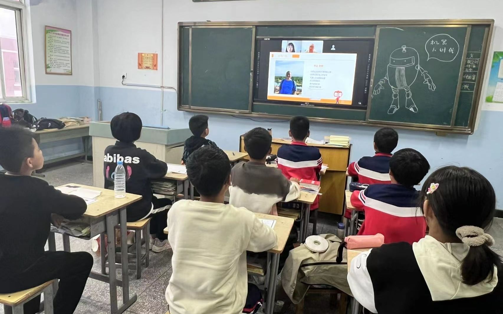 去年10月,藕池小學學生參與誌願者齊達的《機器人時代》課程。受訪者供圖