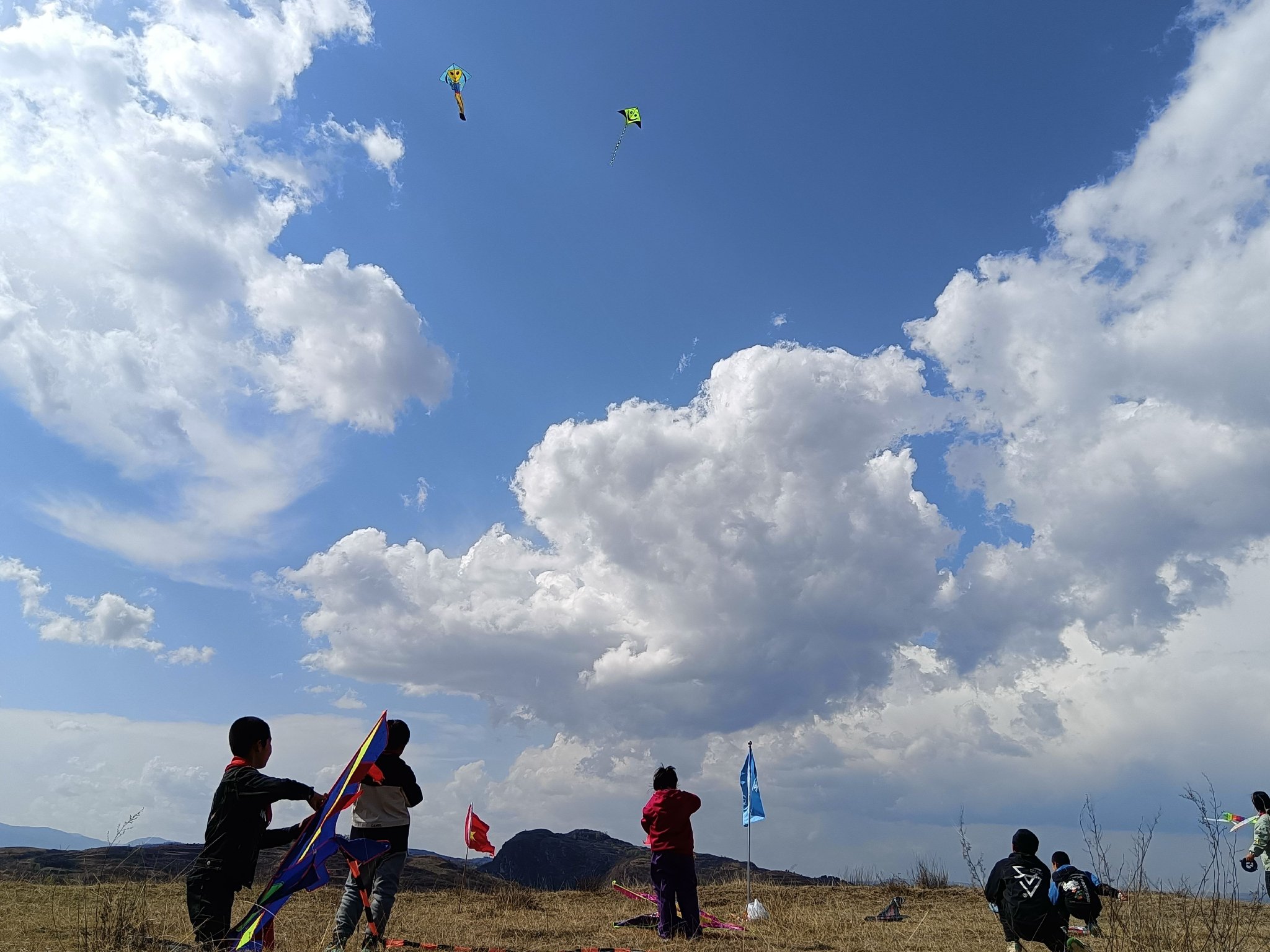 今年3月,南村溝小學組織做風箏活動,孩子們正在放自己做的風箏。受訪者供圖