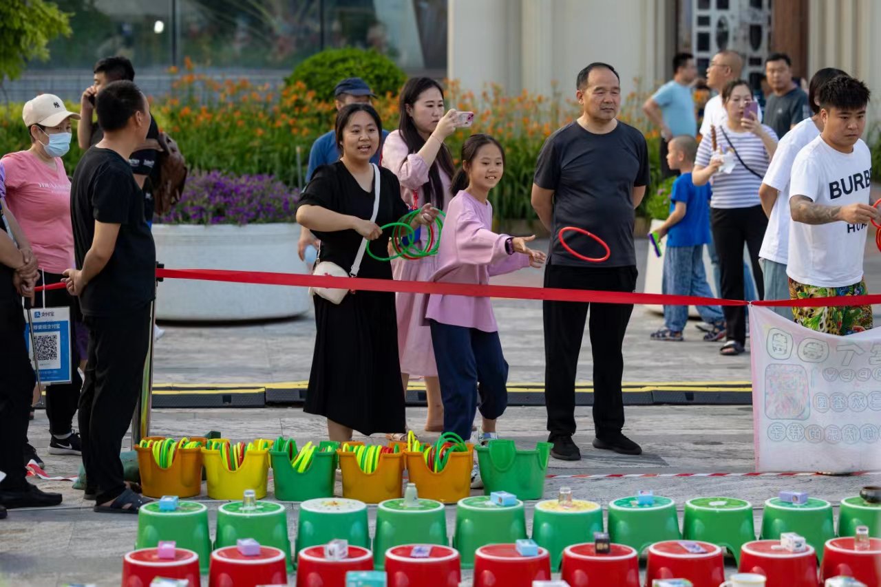 市民們在夜市上玩套圈。豐台區供圖