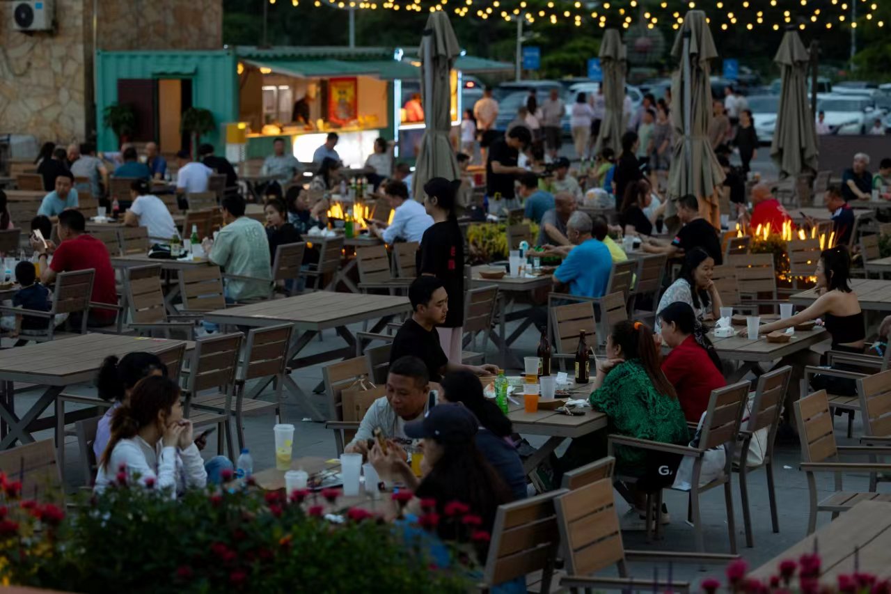 豐台草橋花朝街「城南舊市」夜市,食客們前來覓食。豐台區供圖