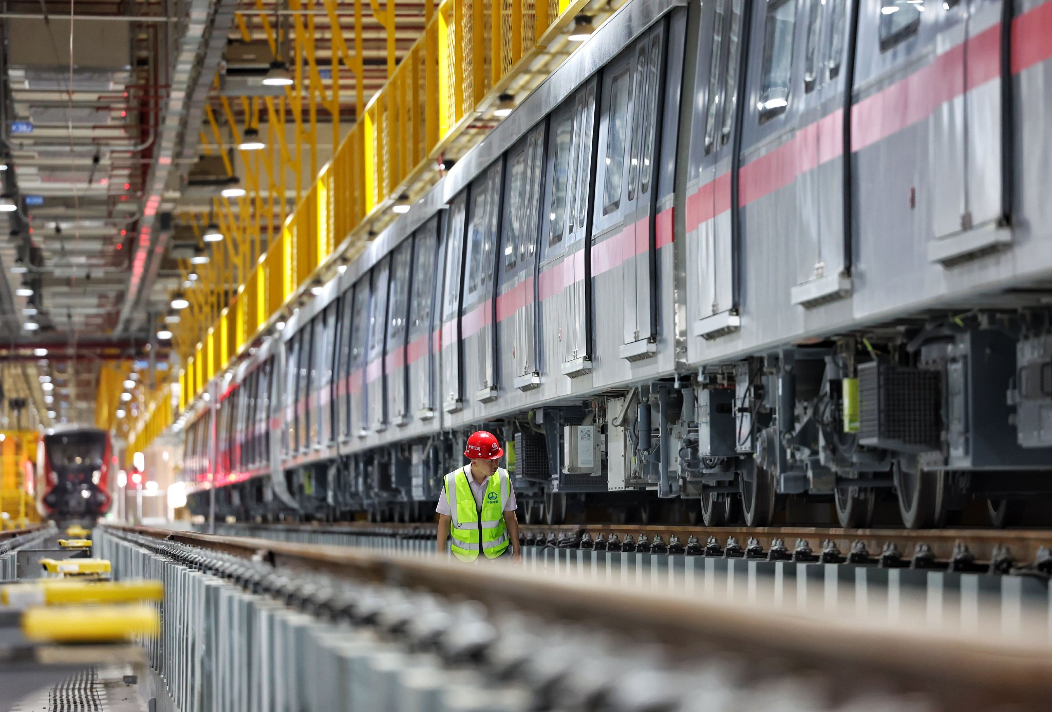 6月15日,線路所需38列地鐵車輛全部到達東壩車輛段,工作人員對列車進行檢查。 新京報記者 陶冉 攝