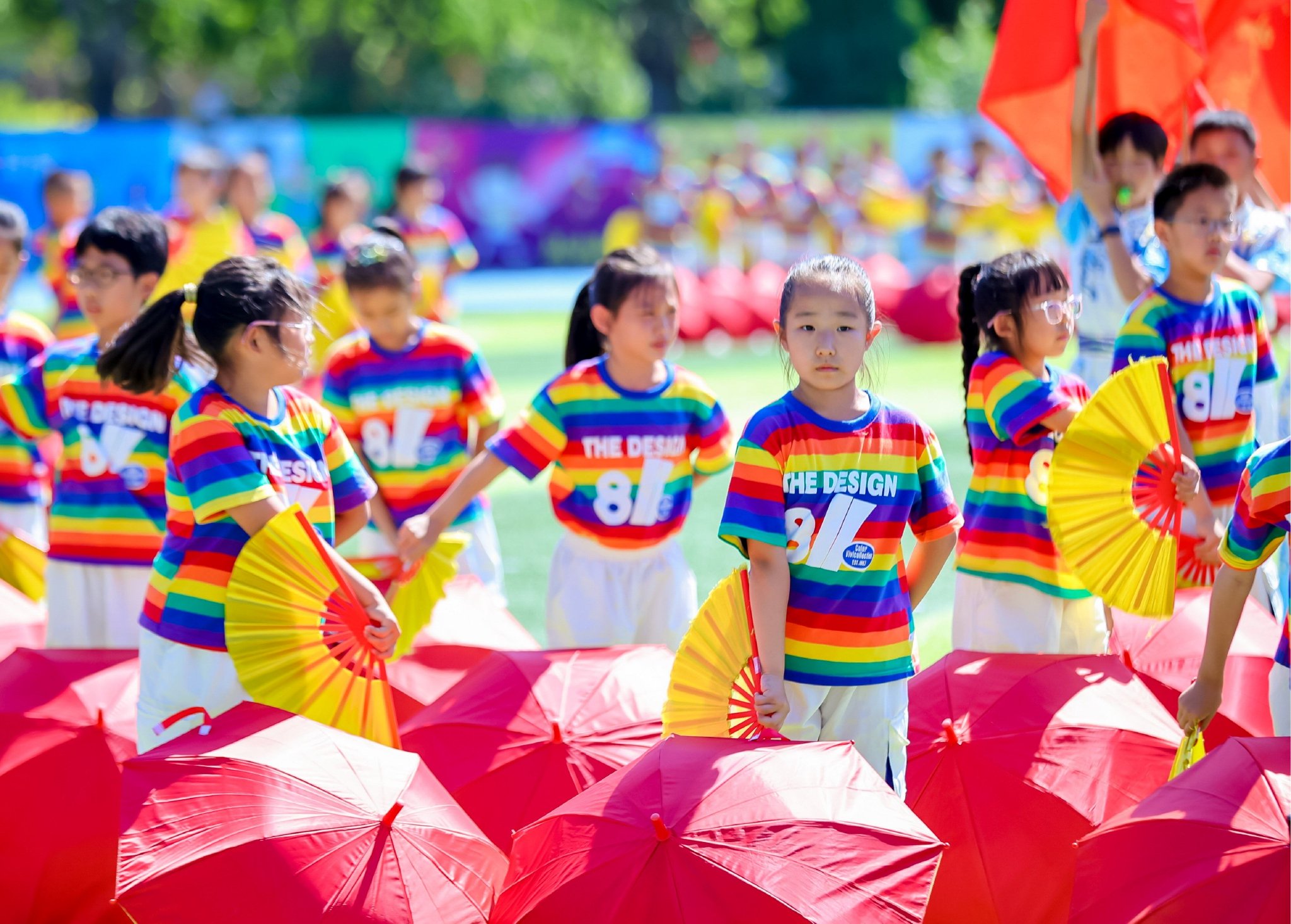北京市大興區第一中學的操場上,小學生們在表演節目。 供圖/北京市教委