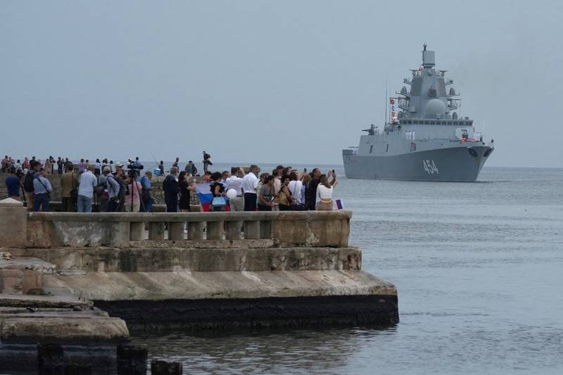 2024年6月12日,訪問古巴的俄軍艦艇駛入哈瓦那港,民眾聚集圍觀拍照,歡迎俄軍到訪。(IC Photo)