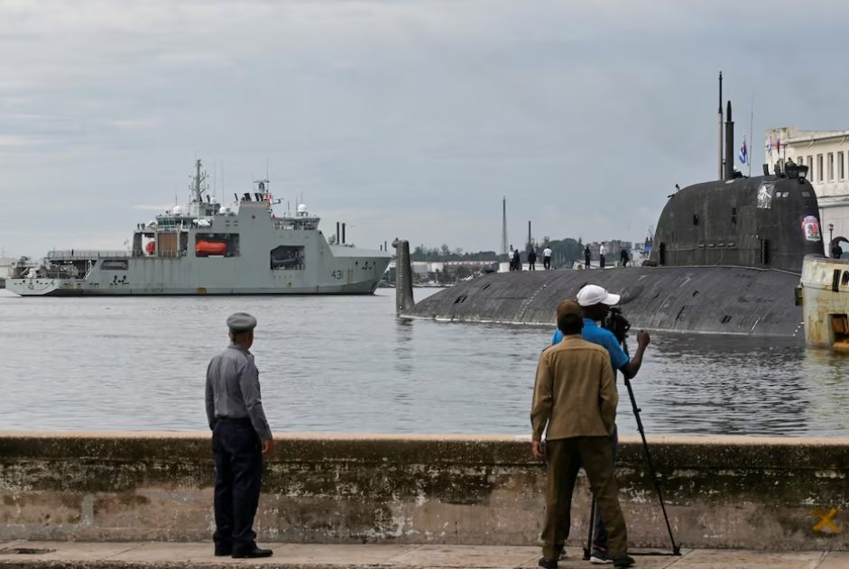 6月14日,加拿大巡邏艦抵達哈瓦那港口時,經過港內的俄海軍核潛艇。(路透社)