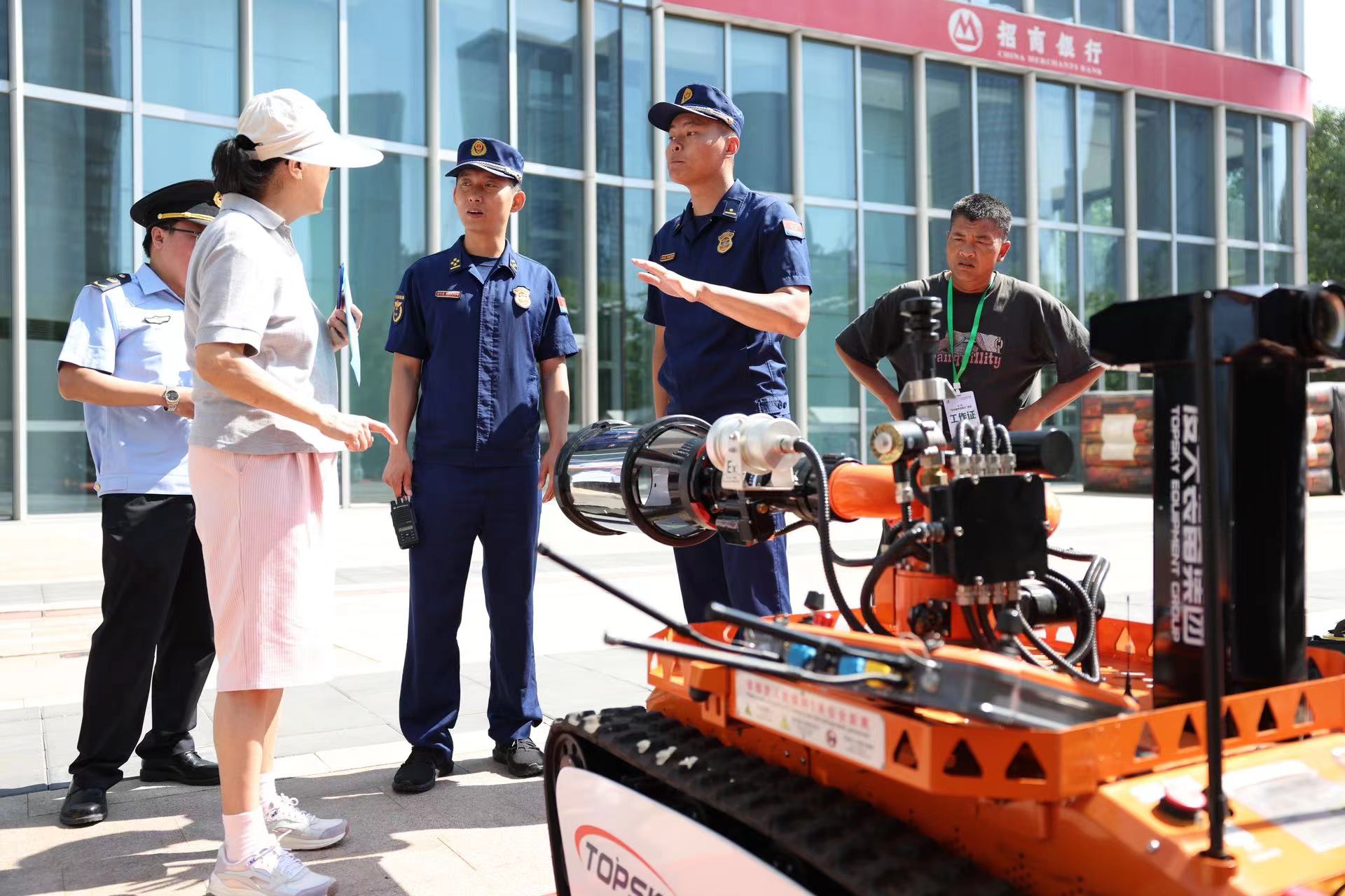 活動現場,滅火偵檢機器人展示。新京報記者 王飛 攝