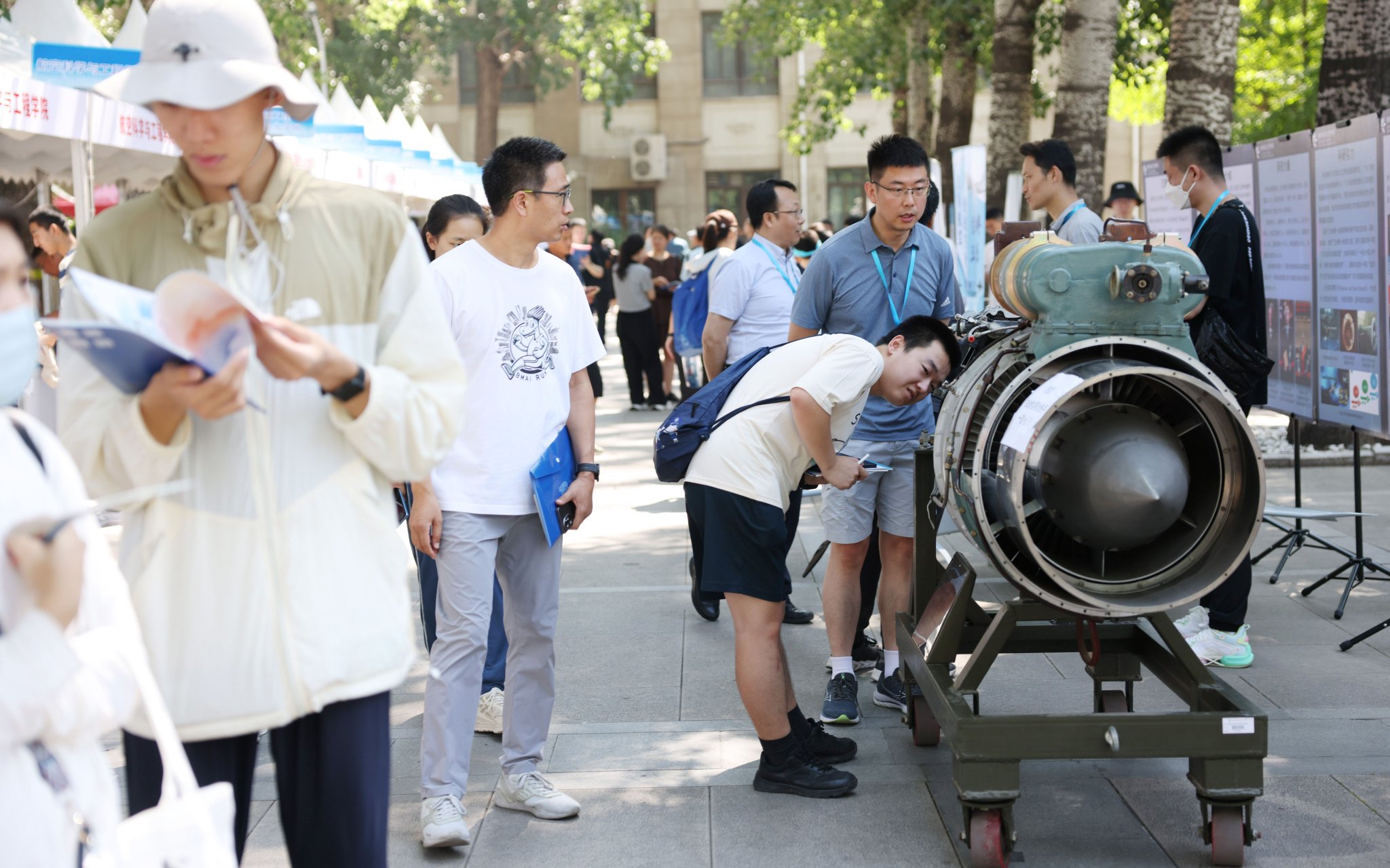 6月16日舉行的北航校園開放日上,學生近距離參觀北航自行研發的航空發動機。 新京報記者李木易 攝