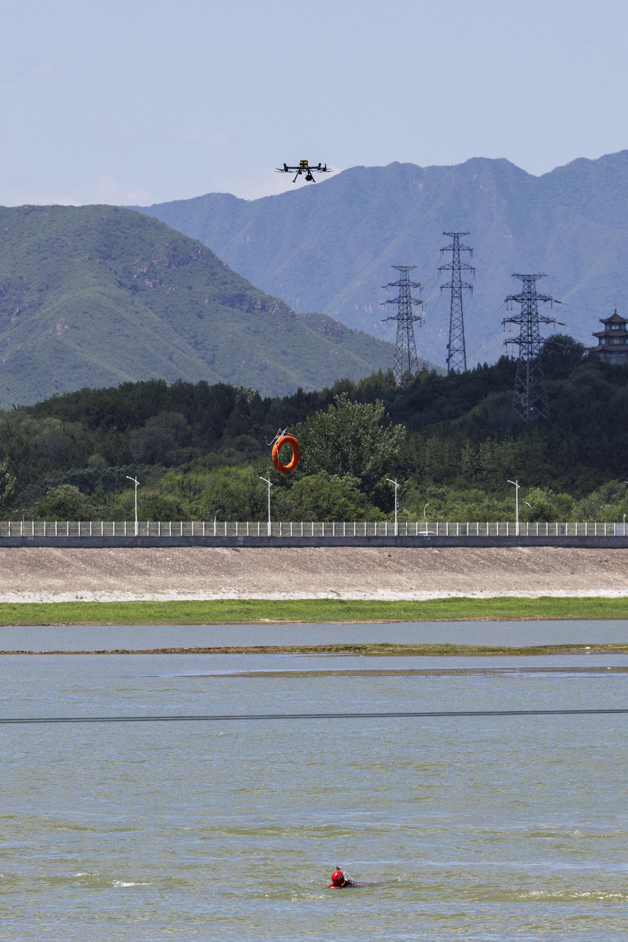 無人機拋投救生圈。新京報記者 王子誠 攝