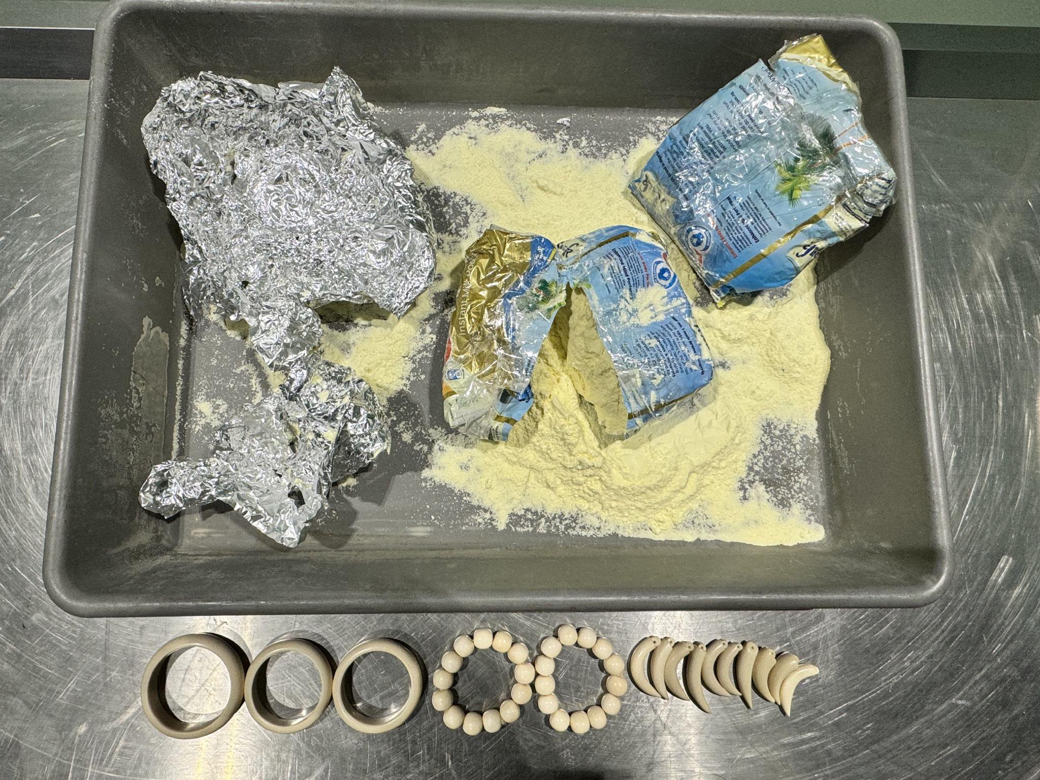 藏匿於奶粉中的象牙製品。北京海關供圖