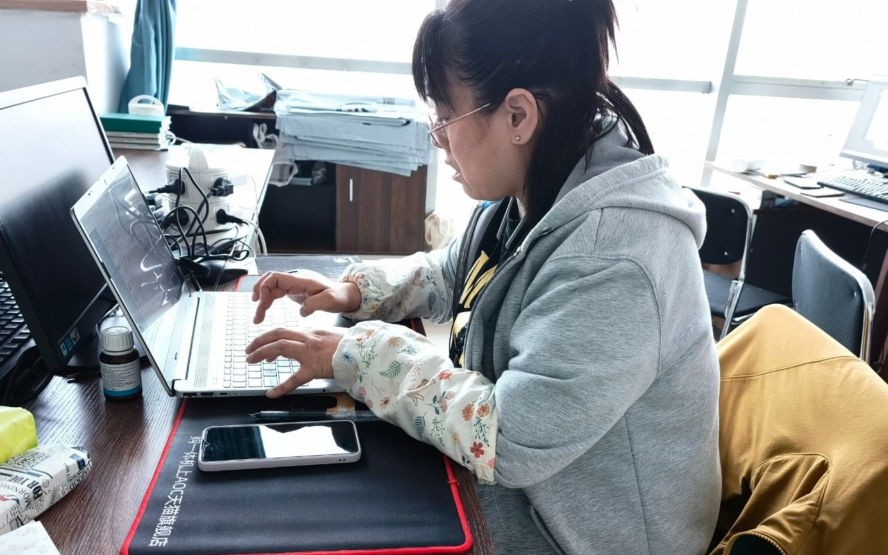 在中心工作時的鞠秀芹。愛力關愛中心供圖