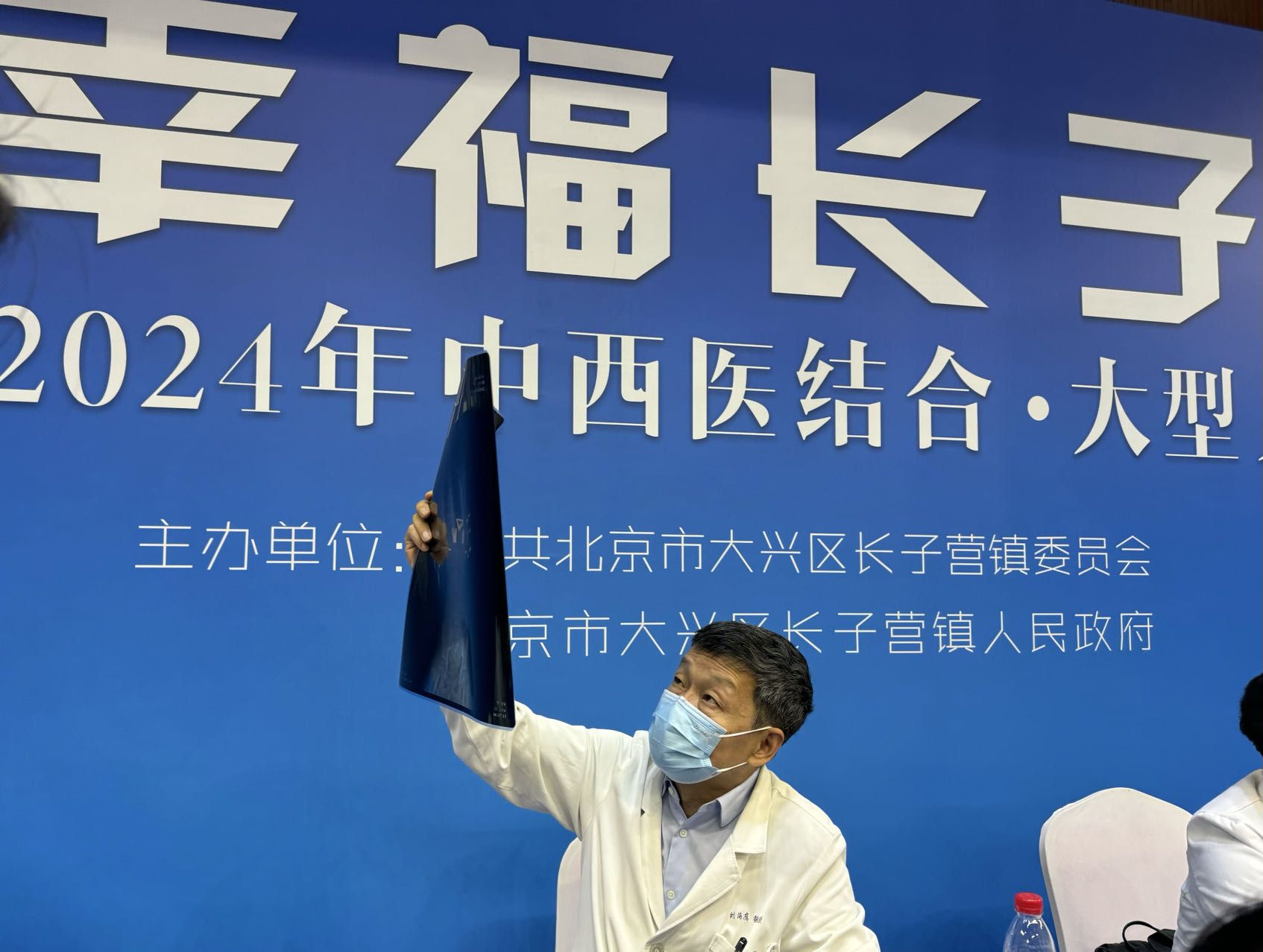 義診現場,專家正在為患者看片子。新京報記者 耿子葉 攝