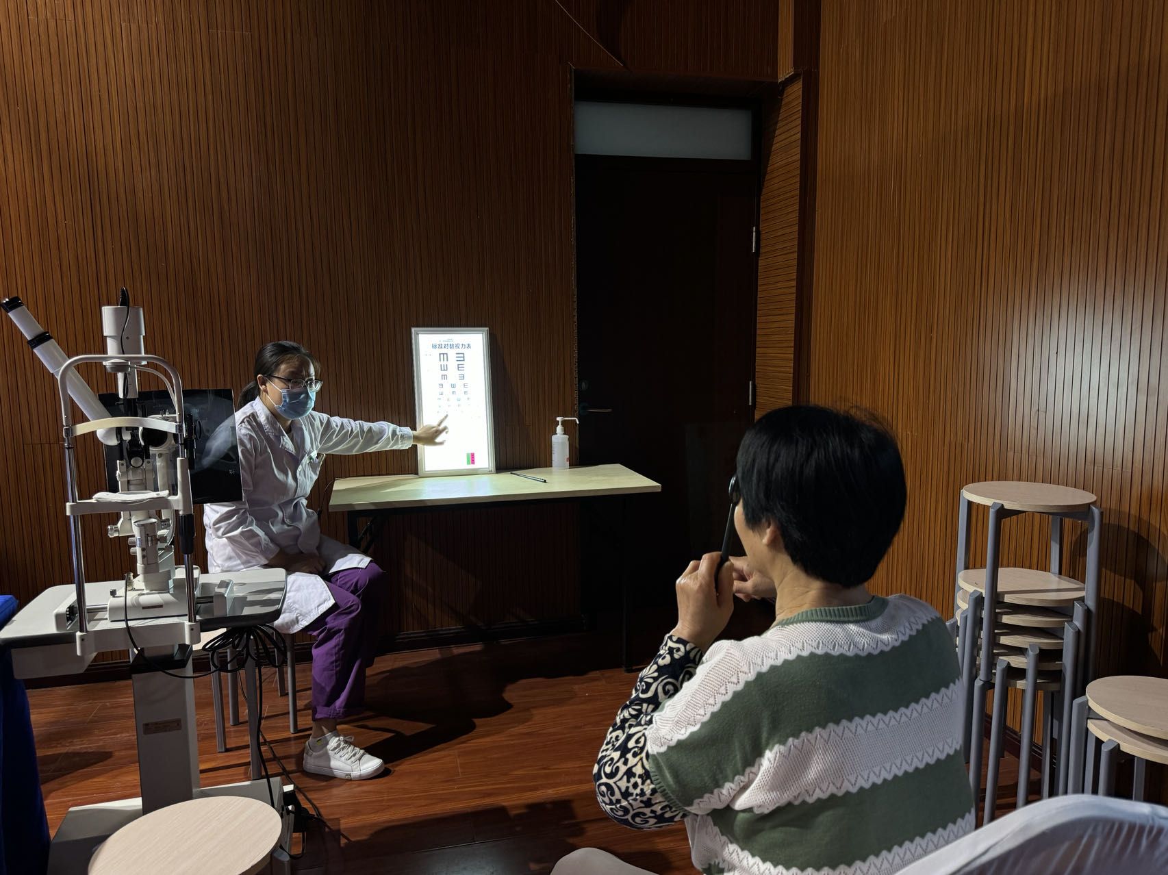 義診現場,醫生正在為村民測視力。新京報記者 耿子葉 攝