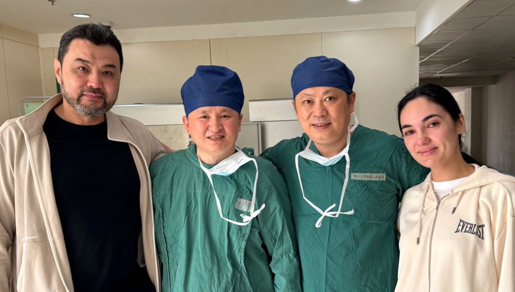 乌兹别克斯坦烟4岁雾病女孩玛丽安家长与上海治疗专家合影。
