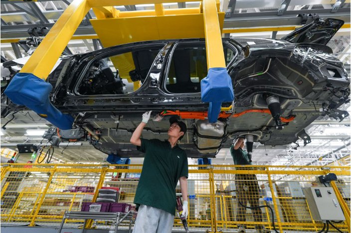 6月14日,工作人員在位於常州市武進區的江蘇常州理想汽車智能製造基地總裝車間工作。新華社記者李博攝