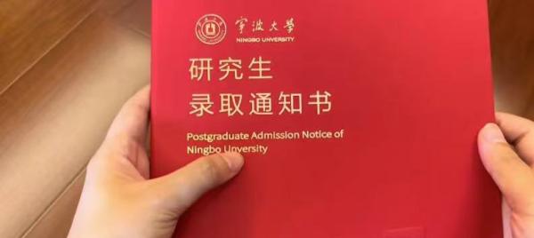 「university」被印成了「Unversity」,少了一個字母「i」。影片截圖
