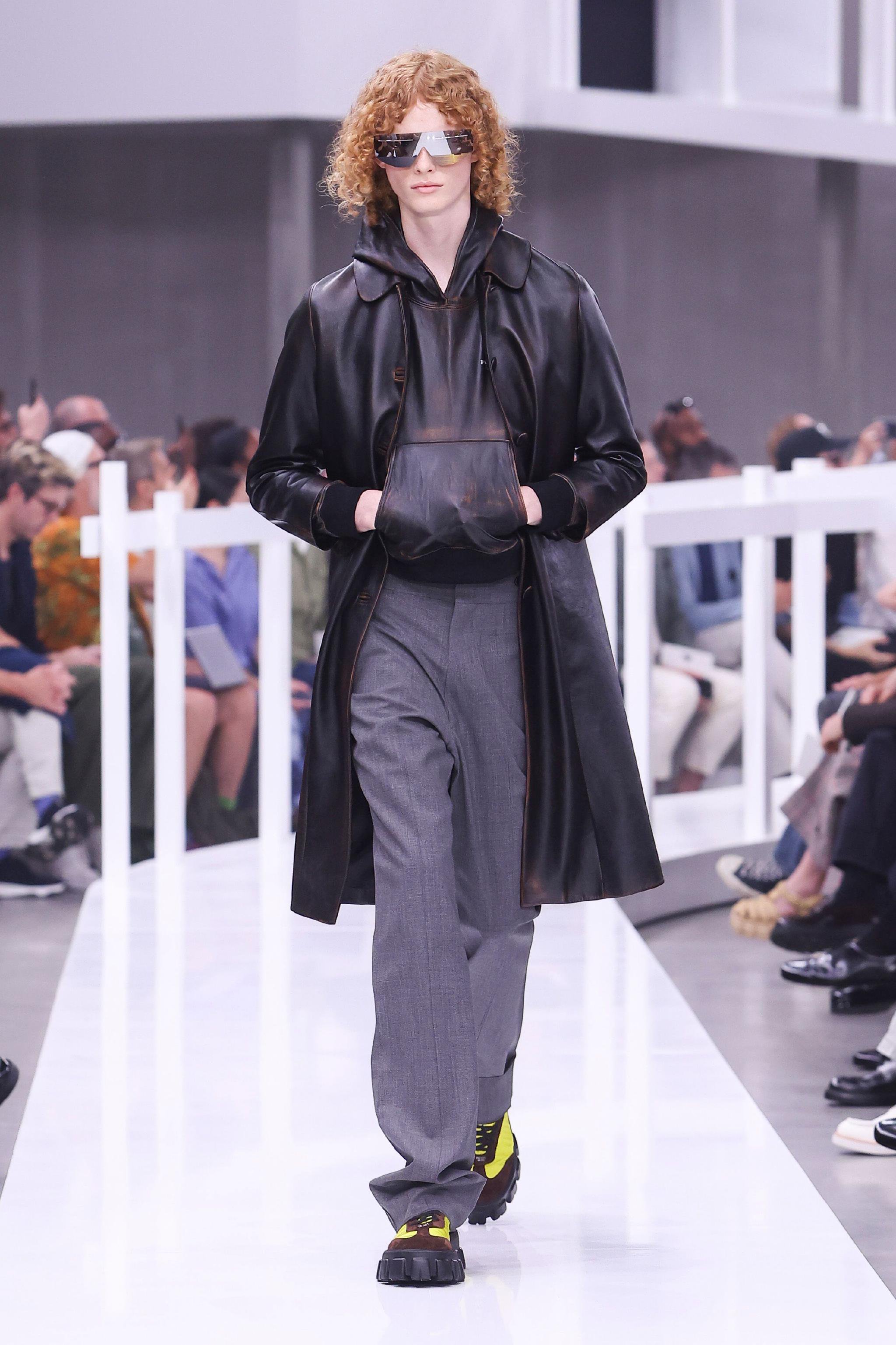 Prada 2025春夏男装系列，在真与伪、现实与虚幻的交融中不断探索Prada春夏_新浪新闻