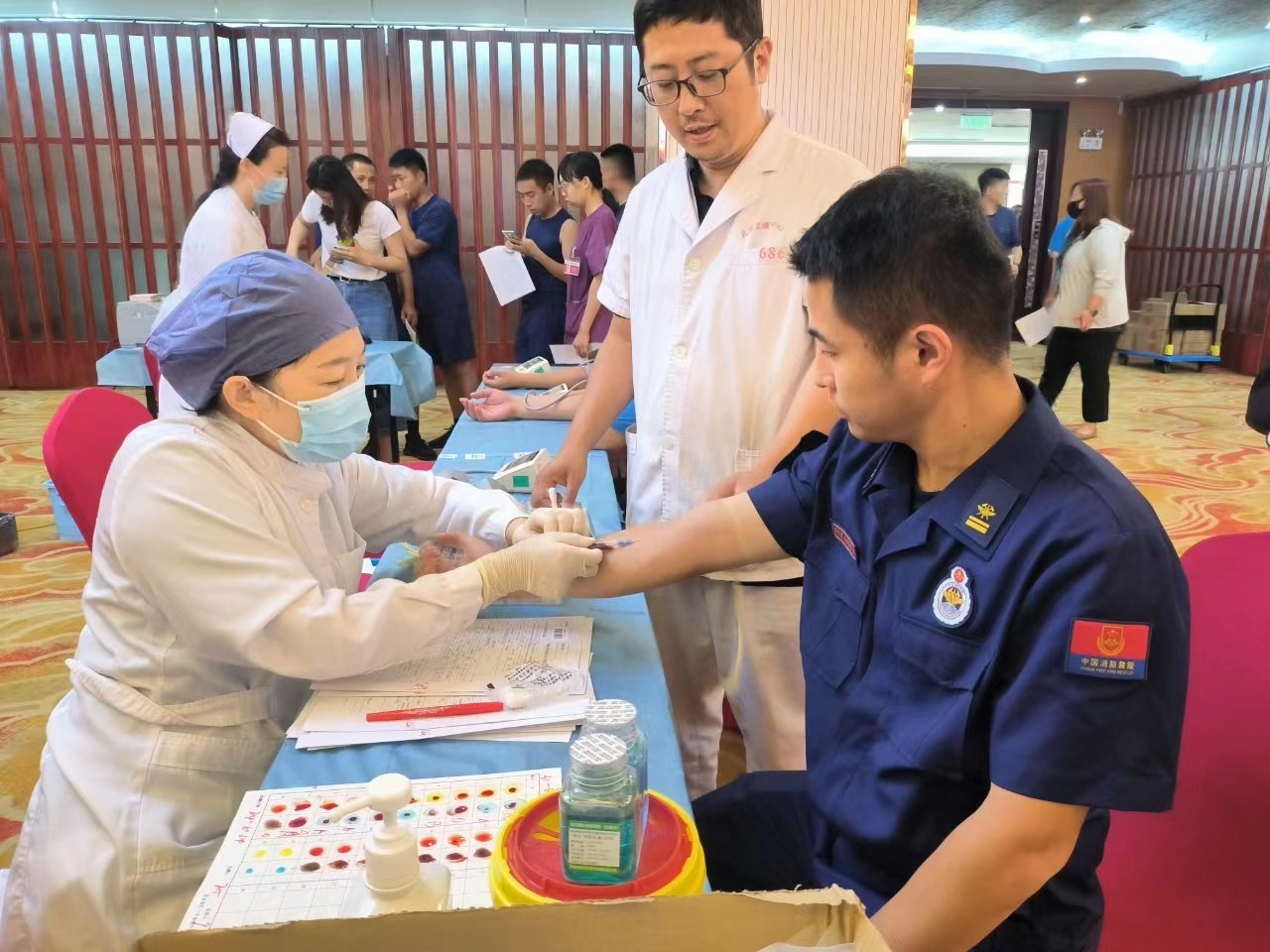 醫護人員對消防員進行采血化驗。圖源:豐台區消防救援支隊