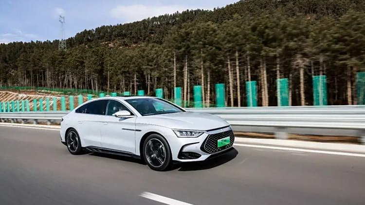 买新能源已经成为主流？看汉DM-i荣耀版与帕萨特对比便知