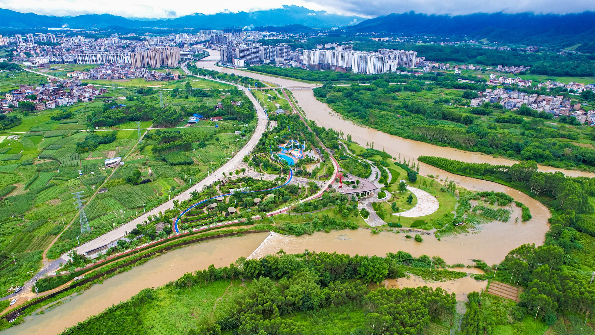 2024年6月18日,廣西梧州市蒙山縣縣城濕地公園,因連續下雨,河水上漲漫過河堤。視覺中國 圖